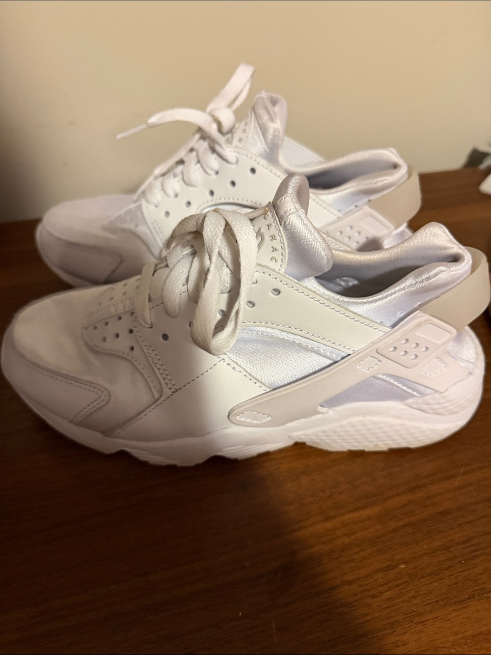 Nike White Women’s Athletic Sneakers huarache